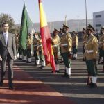 El Rey Felipe VI pasa revista a las tropas a su llegada hoy a Adis Abeba, la capital de Etiopía