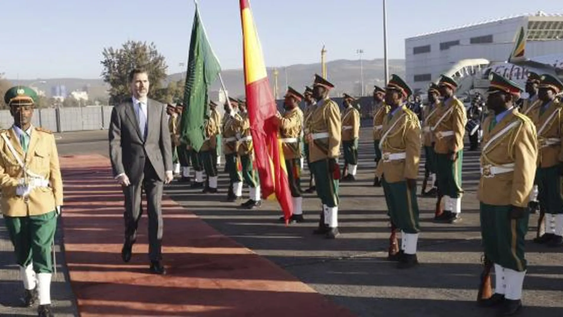 El Rey Felipe VI pasa revista a las tropas a su llegada hoy a Adis Abeba, la capital de Etiopía