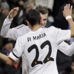 Gareth Bale (atrás) celebra con su compañero el argentino Di María, el gol marcado ante el Valladolid