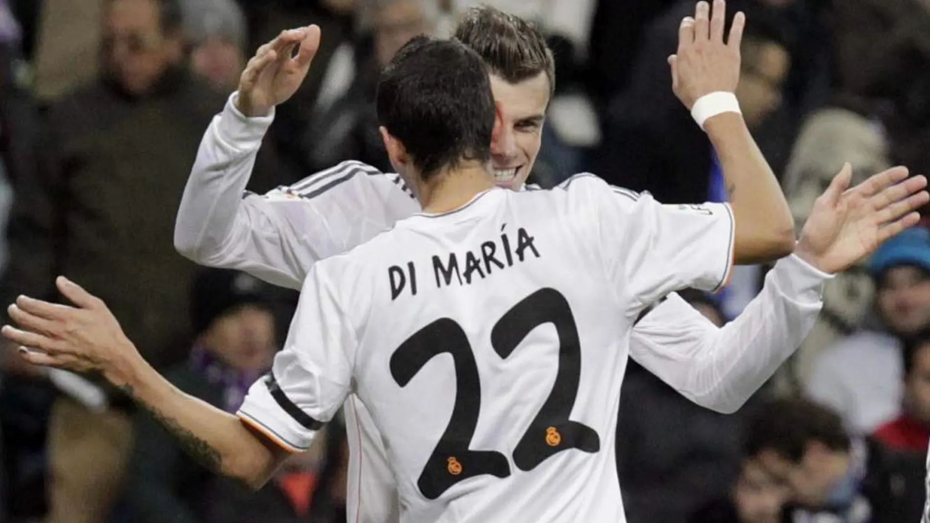 Gareth Bale (atrás) celebra con su compañero el argentino Di María, el gol marcado ante el Valladolid