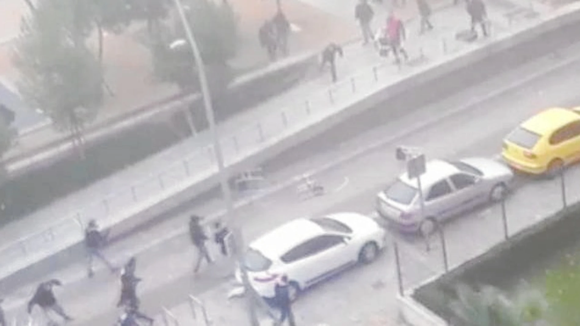 Imagen captada desde un balcón en la que se aprecia un momento de la reyerta en los alrededores del Calderón