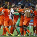 Los jugadores de Holanda celebran su victoria ante Costa Rica al finalizar el partido Holanda-Costa Rica.