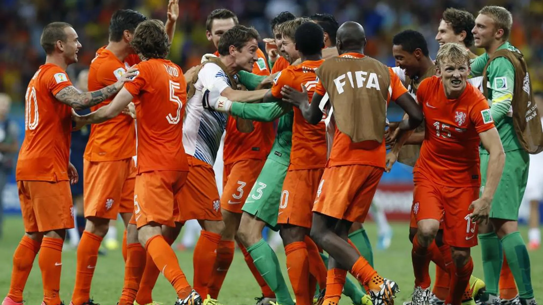 Los jugadores de Holanda celebran su victoria ante Costa Rica al finalizar el partido Holanda-Costa Rica.