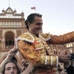 Iván Fandiño, feliz, después de cruzar el umbral de la gloria de la Puerta Grande de Las Ventas, al fondo de la imagen