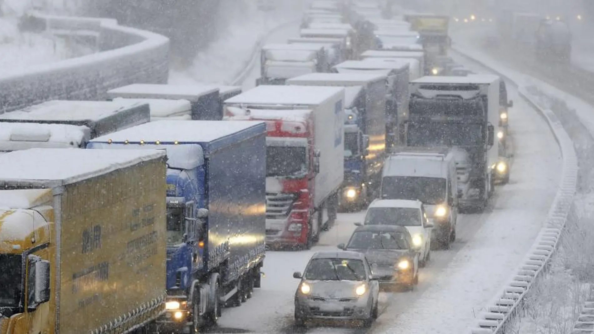 Coches y camiones se ven atrapados en un importante atasco