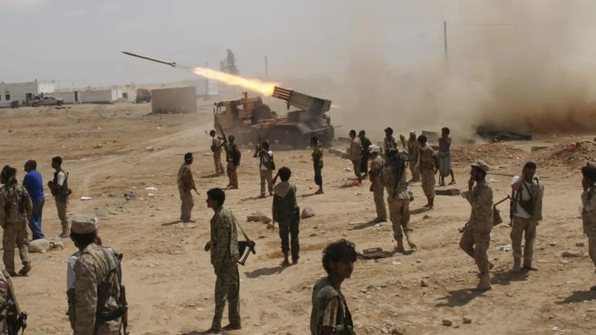 Soldados yemeníes lanzan cohetes contra posiciones talibanes en las montañas.