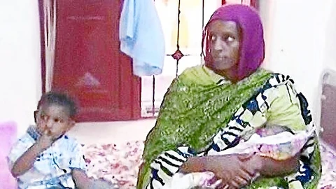 Meriam Ibrahim en una celda en una cárcel de Jartum junto a su hijo Martin de 20 meses y Maya, la bebé nacida hace cuatro días