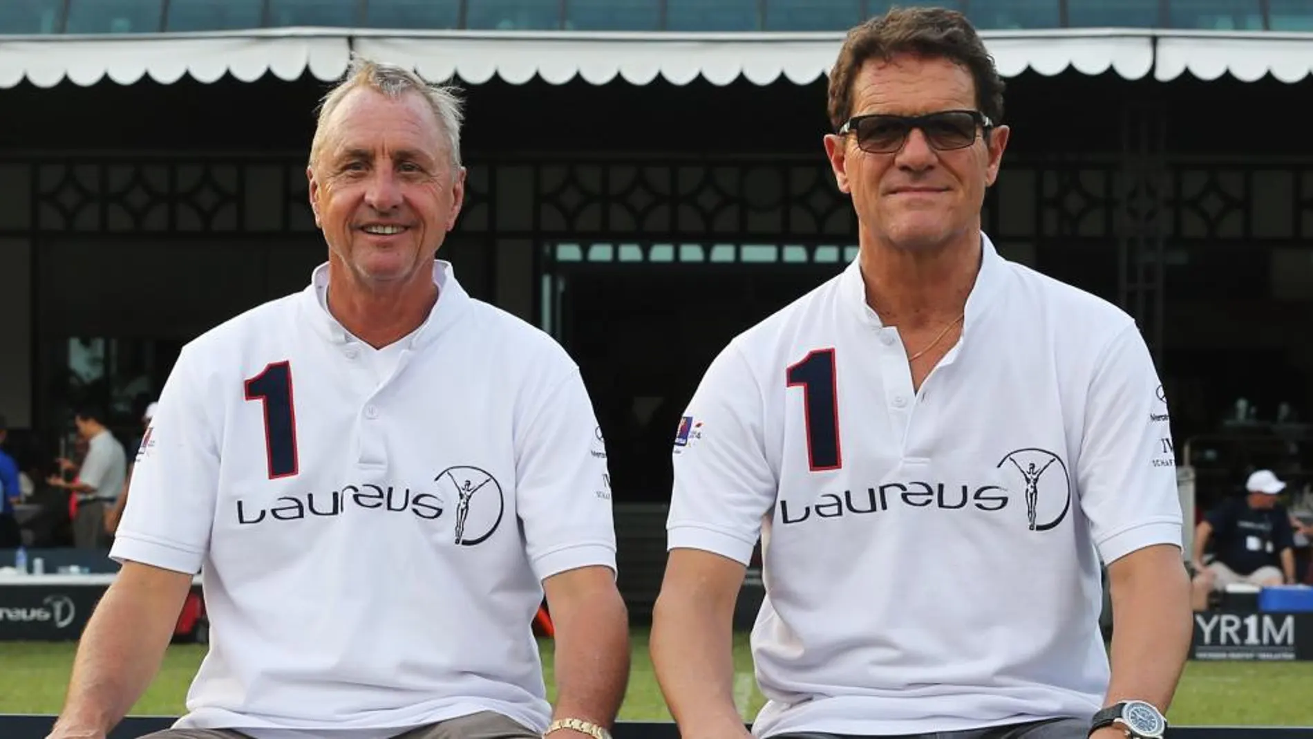 Johan Cruyff y Fabio Capello, antes de comenzar el partido de veteranos en Kuala Lumpur