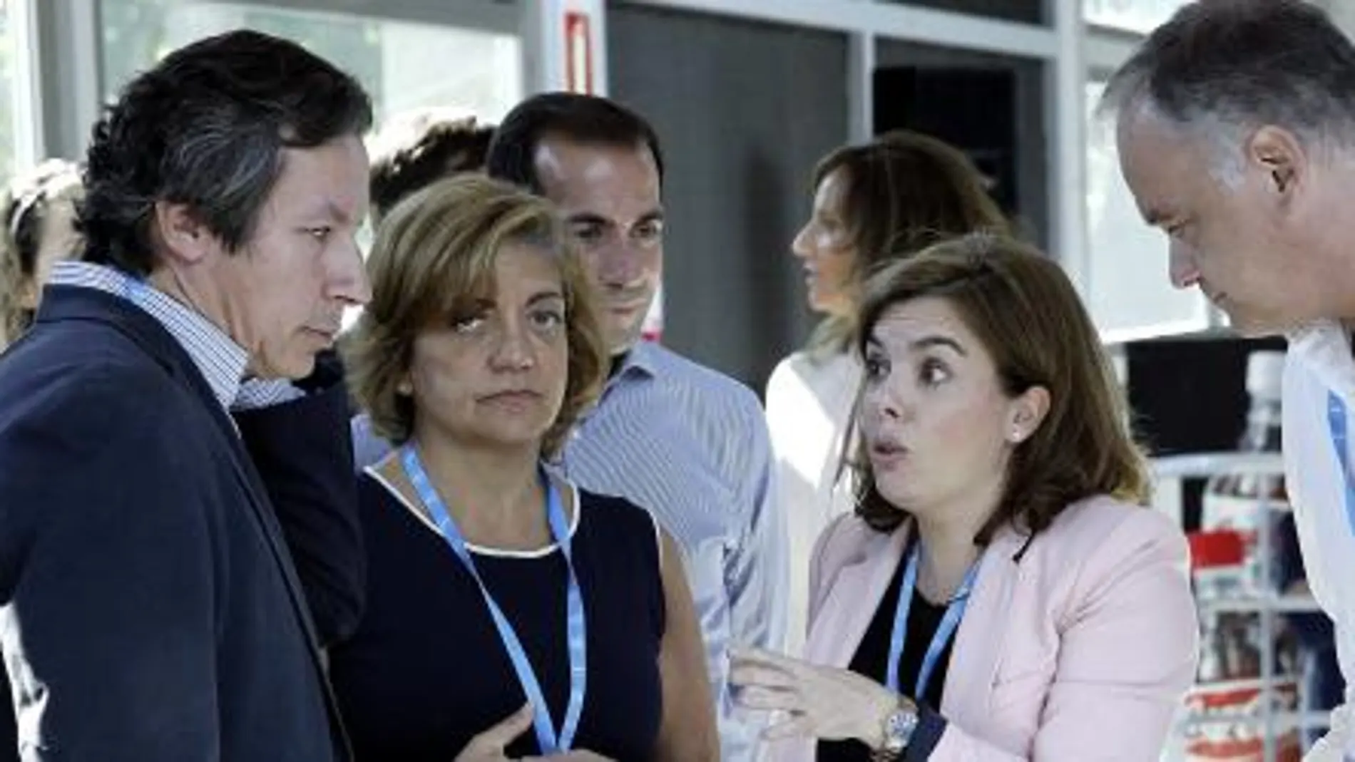 La vicepresidenta del Gobierno, Soraya Sáenz de Santamaría (2d), conversa con el vicesecretario general de Organización del PP, Carlos Floriano.