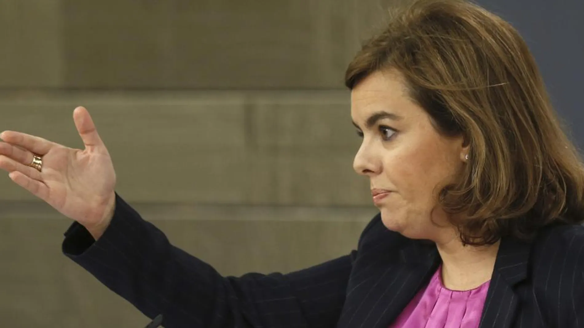 La vicepresidenta del Gobierno Soraya Sáenz de Santamaría durante la rueda de prensa posterior a la reunión del Consejo de Ministros.