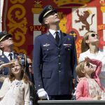 Los Príncipes de Asturias, junto a sus hijas, durante los actos en la Academia General del Aire de San Javier.