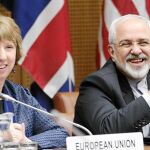La alta representante de Política Exterior de la UE, Catherine Asthon, y el ministro de Exteriores iraní, Javad Zarif, en rueda de prensa