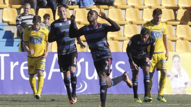 El delantero nigeriano del Granada, Odion Jude Ighalo, celebra un gol, durante el partido de ida de los dieciseisavos de la Copa del Rey