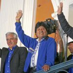 El presidente de Bolivia, Evo Morales, en el centro, salió a saludar al balcón presidencial en La Paz después de su victoria electoral