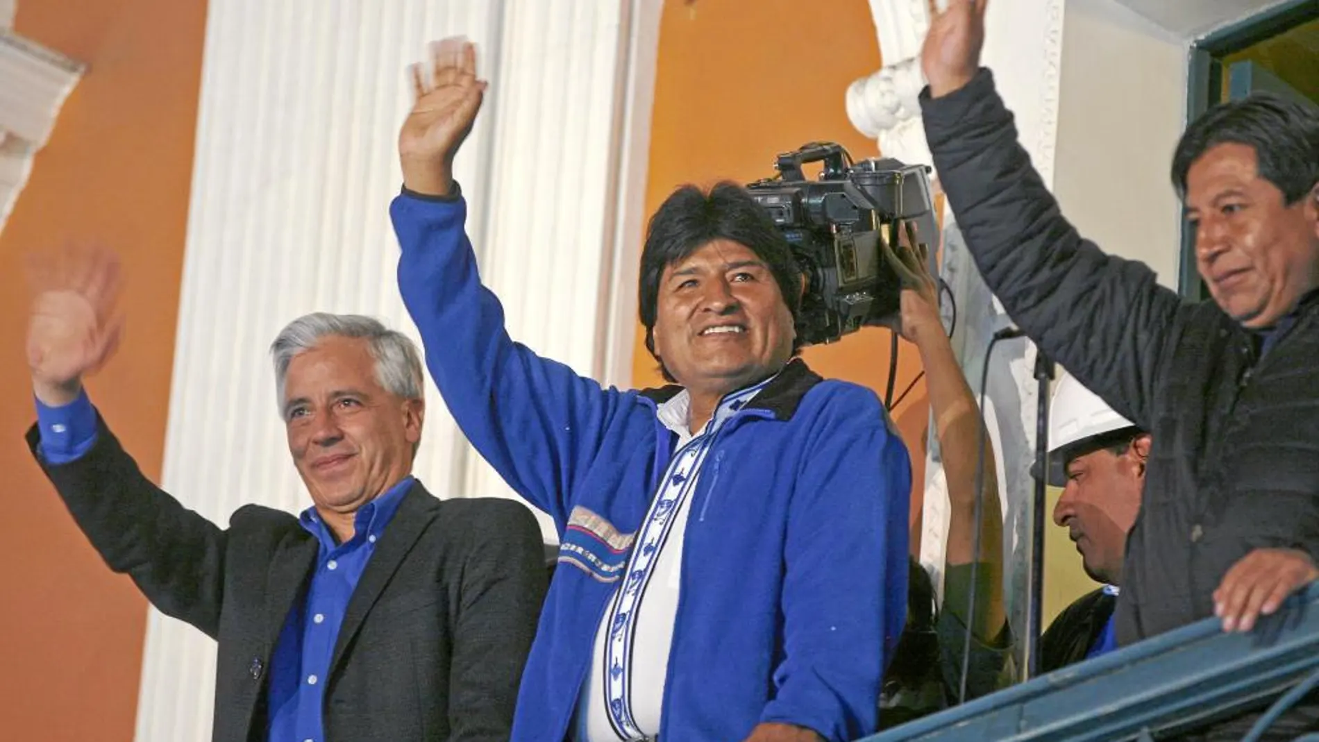 El presidente de Bolivia, Evo Morales, en el centro, salió a saludar al balcón presidencial en La Paz después de su victoria electoral