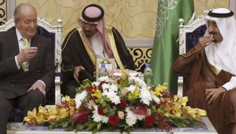 El Rey Juan Carlos conversa con Salman bin Abdulaziz al Saud, príncipe heredero y ministro de defensa saudí.