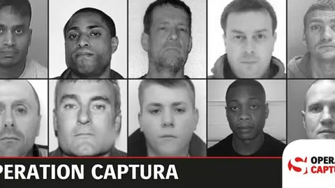 Cartel con la imagen de los 10 fugitivos británicos más buscados en España