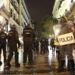 Despliegue policial en la calle Montera ante los destrozos que varios integrantes de grupos radicales han realizado