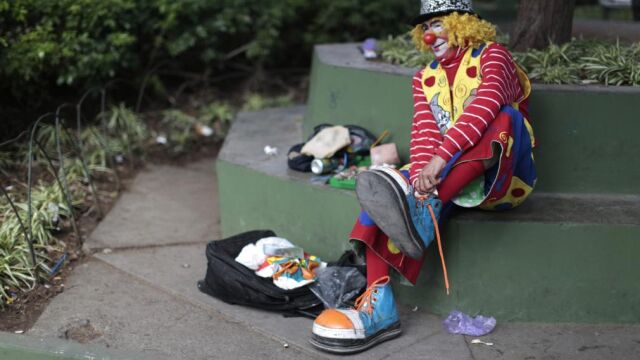 El payaso Payaso Traka Traka se calza antes de una actuación