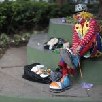 El payaso Payaso Traka Traka se calza antes de una actuación