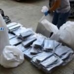 Los agentes colocan el alijo que sacan de los vehículos interceptados.