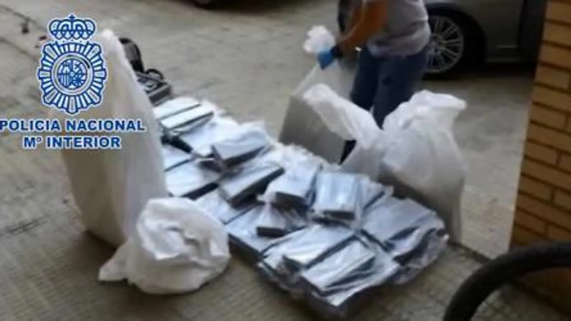 Los agentes colocan el alijo que sacan de los vehículos interceptados.