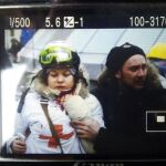 Un activista protege a Olesya Zhukovskaya tras recibir el disparo en el cuello