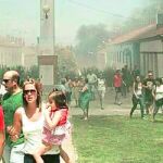 Humareda provocada por el incendio de dos viviendas en el barrio de Los Poetas de Estepa.