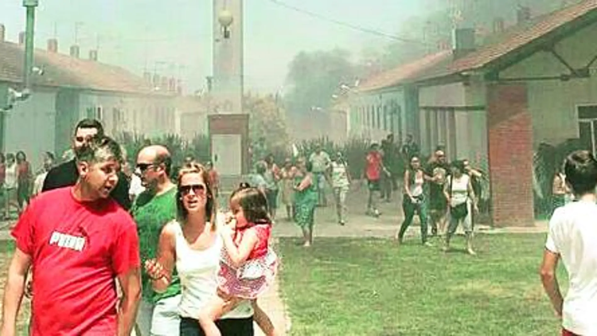 Humareda provocada por el incendio de dos viviendas en el barrio de Los Poetas de Estepa.