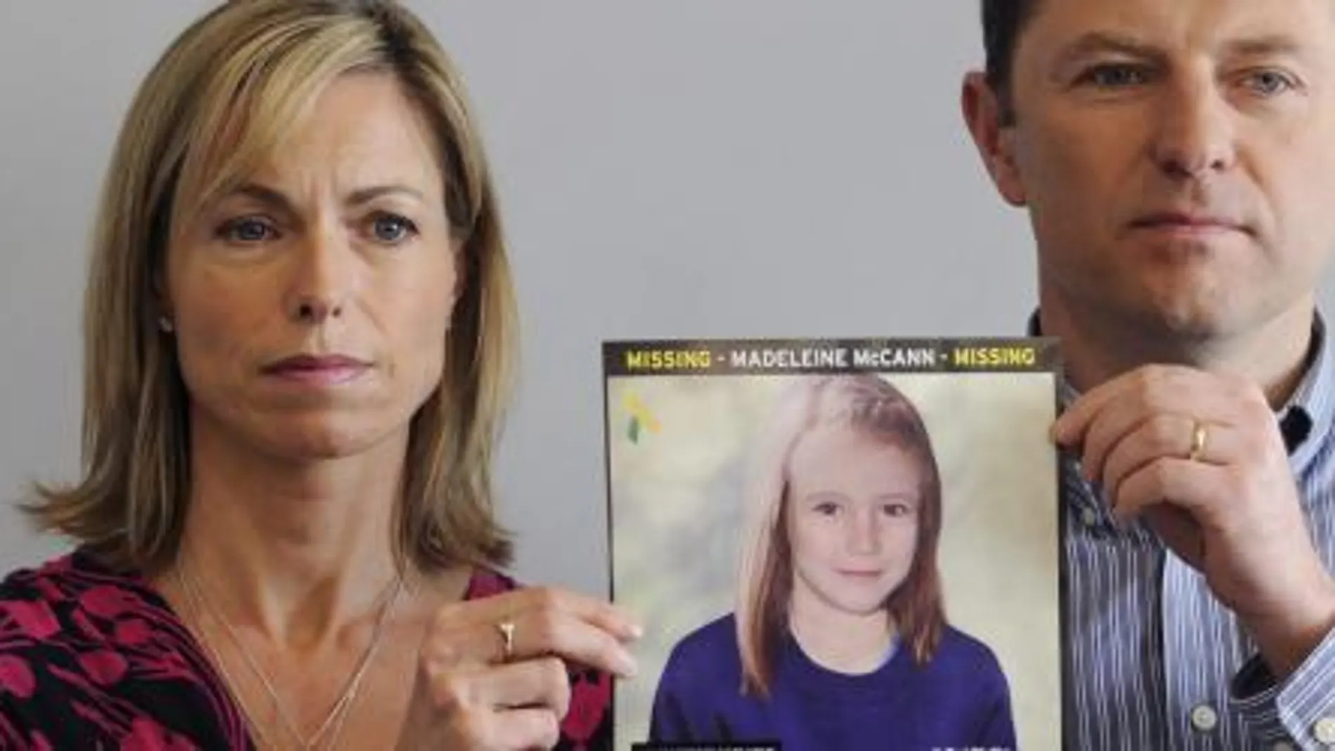 Imagen de archivo que muestra a Kate y Gerry McCann con una foto de su hija desaparecida