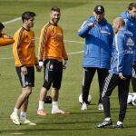Ancelotti, muy tranquilo, habla con Zidane ante Sergio Ramos, Morata y Xabi Alonso