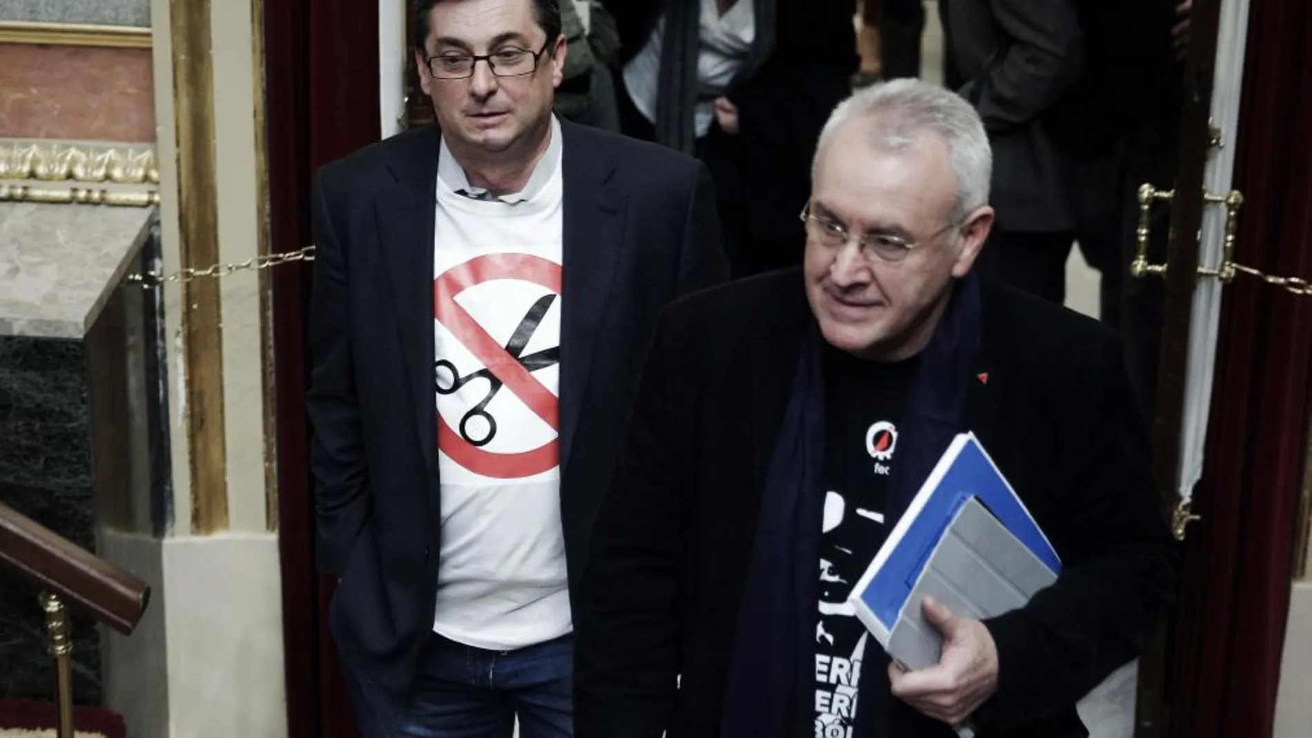 Los diputados de La Izquierda Plural, José Luis Centella y Cayo Lara , a su llegada hoy al hemiciclo