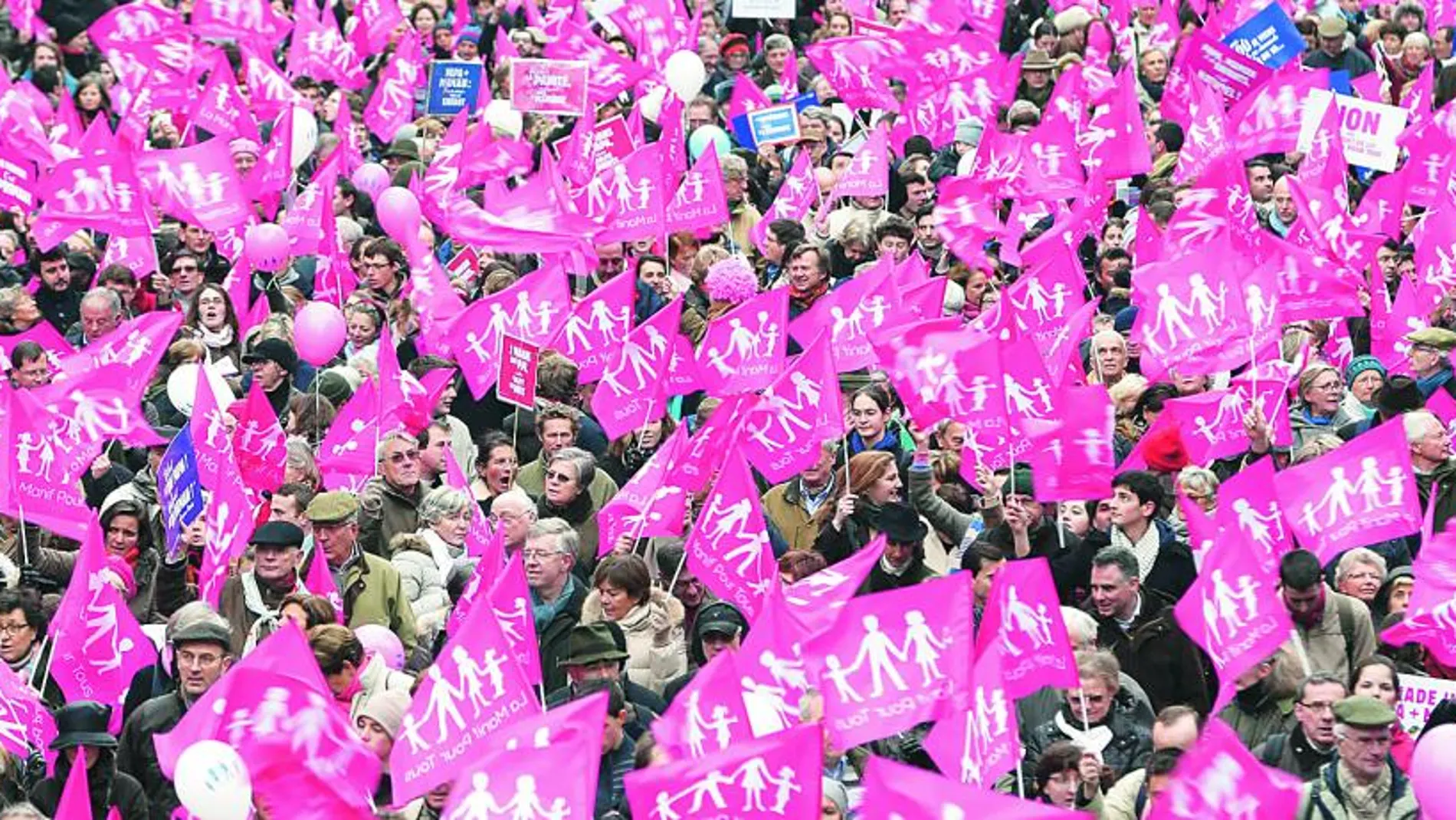 800.000 manifestantes. Los convocantes querían ver en París una marea humana en contra del proyecto de ley gubernamental para legalizar los matrimonios entre personas del mismo sexo y alcanzaron su objetivo con creces. Más de 800.000 personas, según la organización, y menos de 350.000, según la Policía, recorrieron el centro de la capital francesa en defensa del matrimonio tradicional. La organización fletó 900 autobuses desde todos los rincones de país.