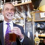 El líder de UKIP, Nigel Farage, posa tomando una pinta en un pub de Westminster