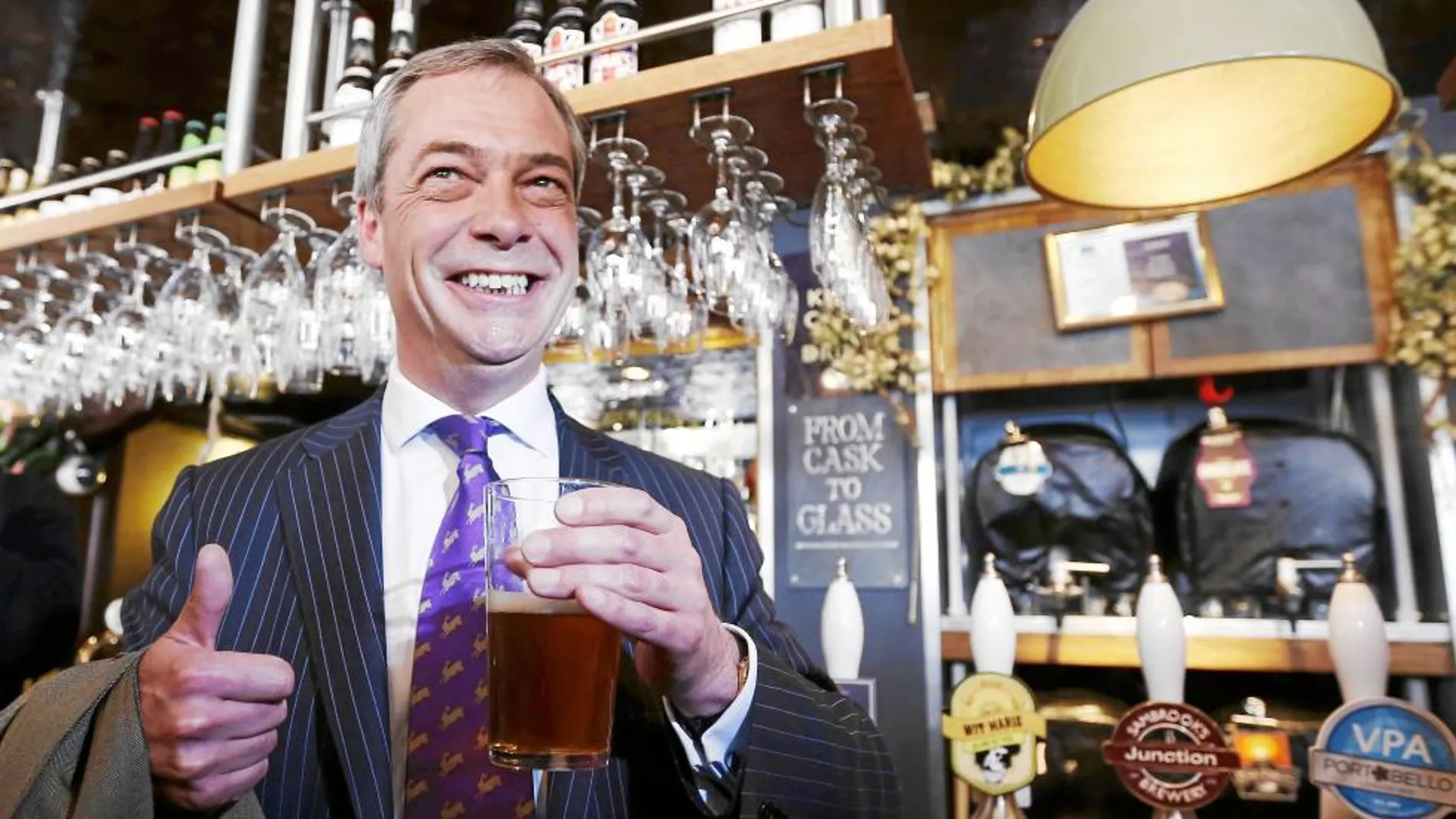 El líder de UKIP, Nigel Farage, posa tomando una pinta en un pub de Westminster