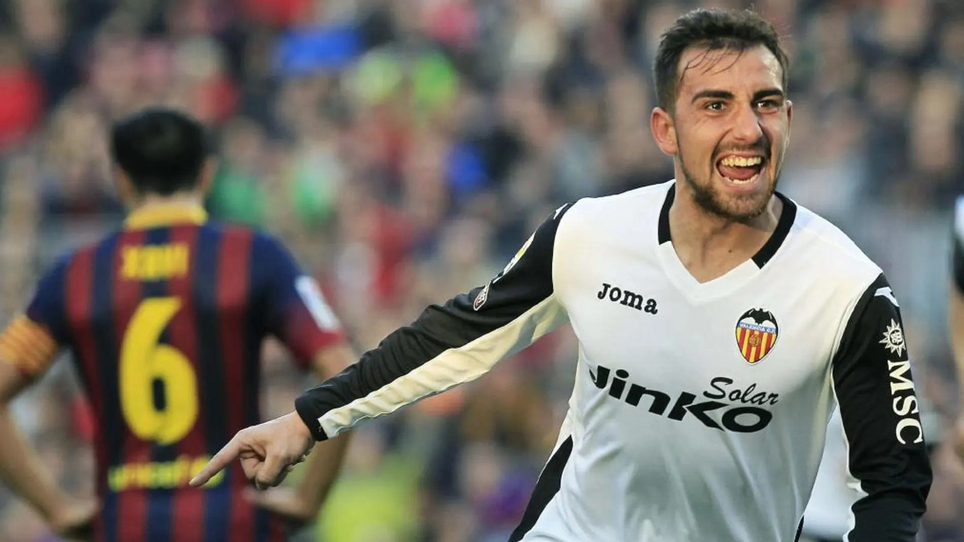 El delantero del Valencia Paco Alcácer celebra el gol marcado al Barcelona, tercero para su equipo y definitivo en el marcador