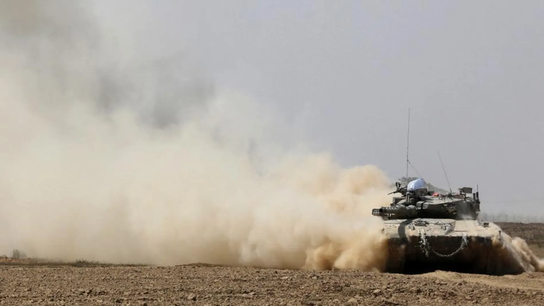 Un tanque israelí junto a la frontera con la Franja de Gaza