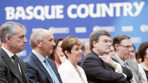 El lendakari Iñigo Urkullu (izquierda), ayer junto a parte de su Gobierno