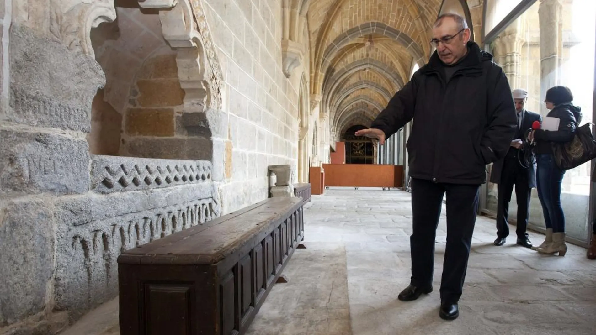 El deán de la Catedral de Ávila, Fernando Gutiérrez, muestra el lugar del claustro donde será enterrado Adolfo Suárez