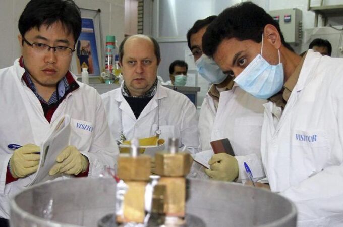 Un equipo de la Organización de Energía Atómica de Irán (OEAI) examina el proceso de enriquecimiento de uranio en una planta nuclear de Natanz (Irán) hoy, lunes 20 de enero de 2014