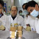 Un equipo de la Organización de Energía Atómica de Irán (OEAI) examina el proceso de enriquecimiento de uranio en una planta nuclear de Natanz (Irán) hoy, lunes 20 de enero de 2014