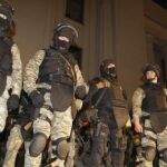 Soldados ucranianos montan guardia durante un ejercicio cerca al Parlamento en Kiev (Ucrania) hoy, jueves 1 de mayo.