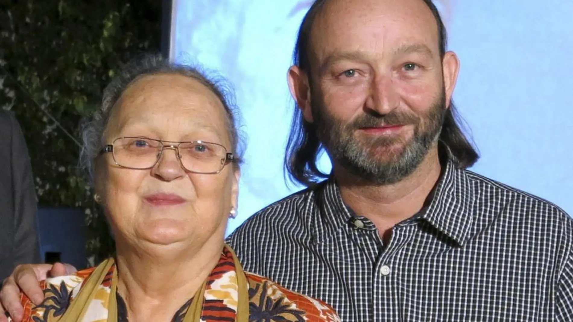 La viuda de Vicente Ferrer, Anna Ferrer, junto a su hijo Moncho Ferrer