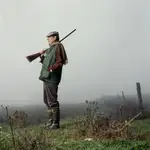 Miguel Delibes, en 1993, con sus ropas de cazador, una afición que siempre defendió