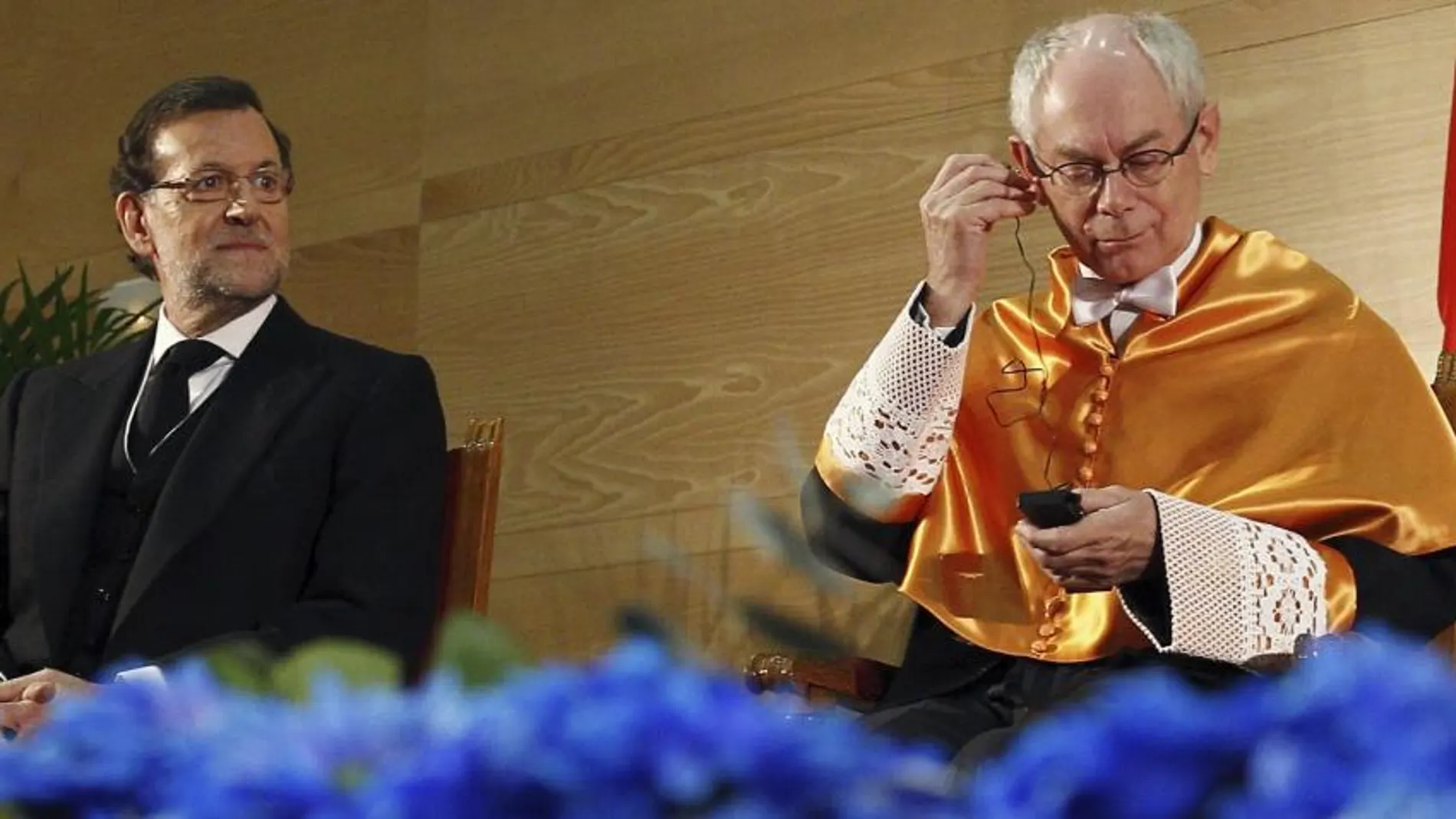 Herman van Rompuy ha sido investido doctor "honoris causa"por la universidad CEU-San Pablo, un acto en el que el jefe del Ejecutivo, Mariano Rajoy, ha sido el encargado de pronunciar la "laudatio".