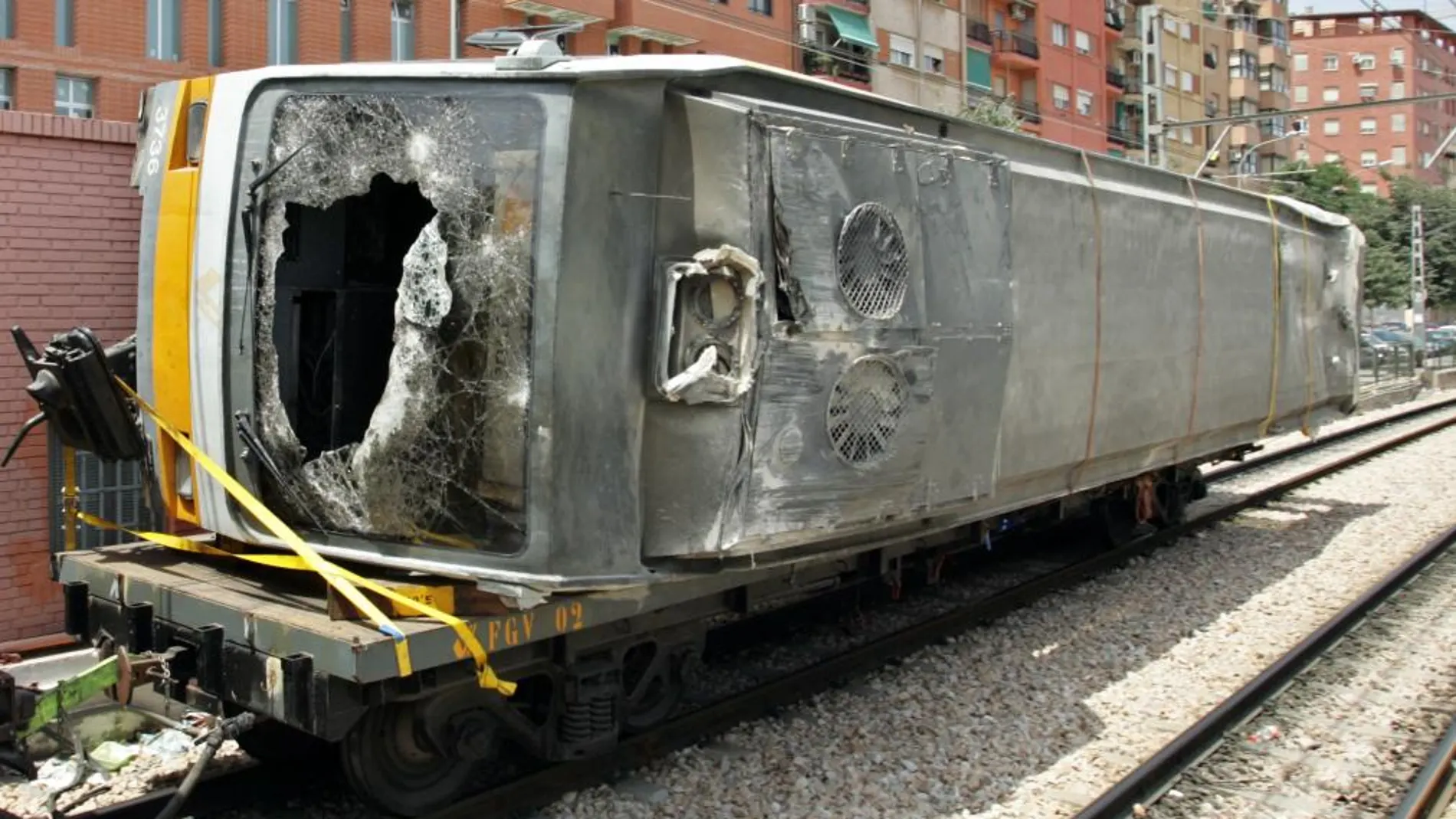 El primero de los vagones del convoy del metro de Valencia tras el accidente