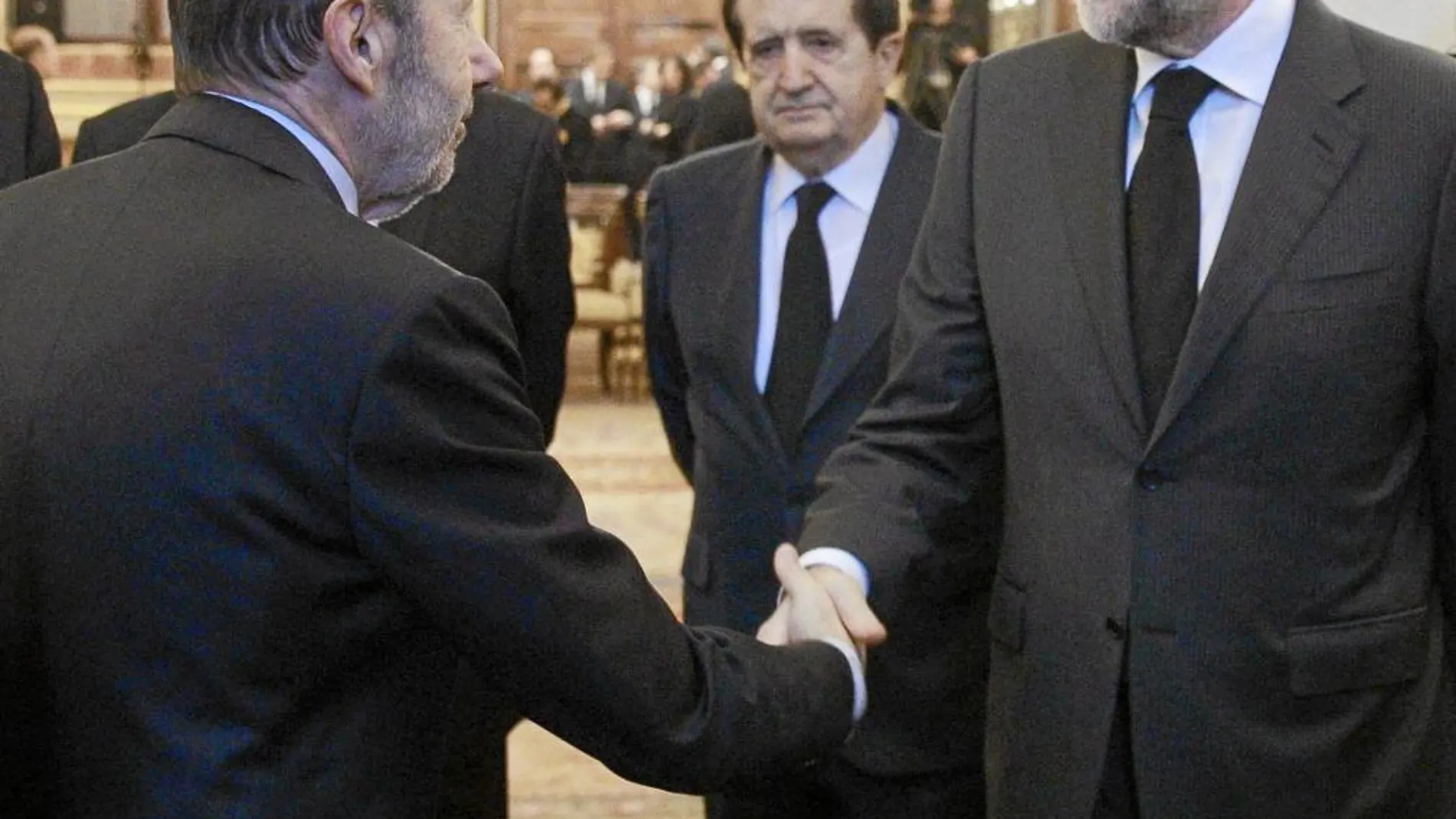 Rajoy saluda a Rubalcaba en la capilla ardiente de Suárez el pasado lunes en el Congreso