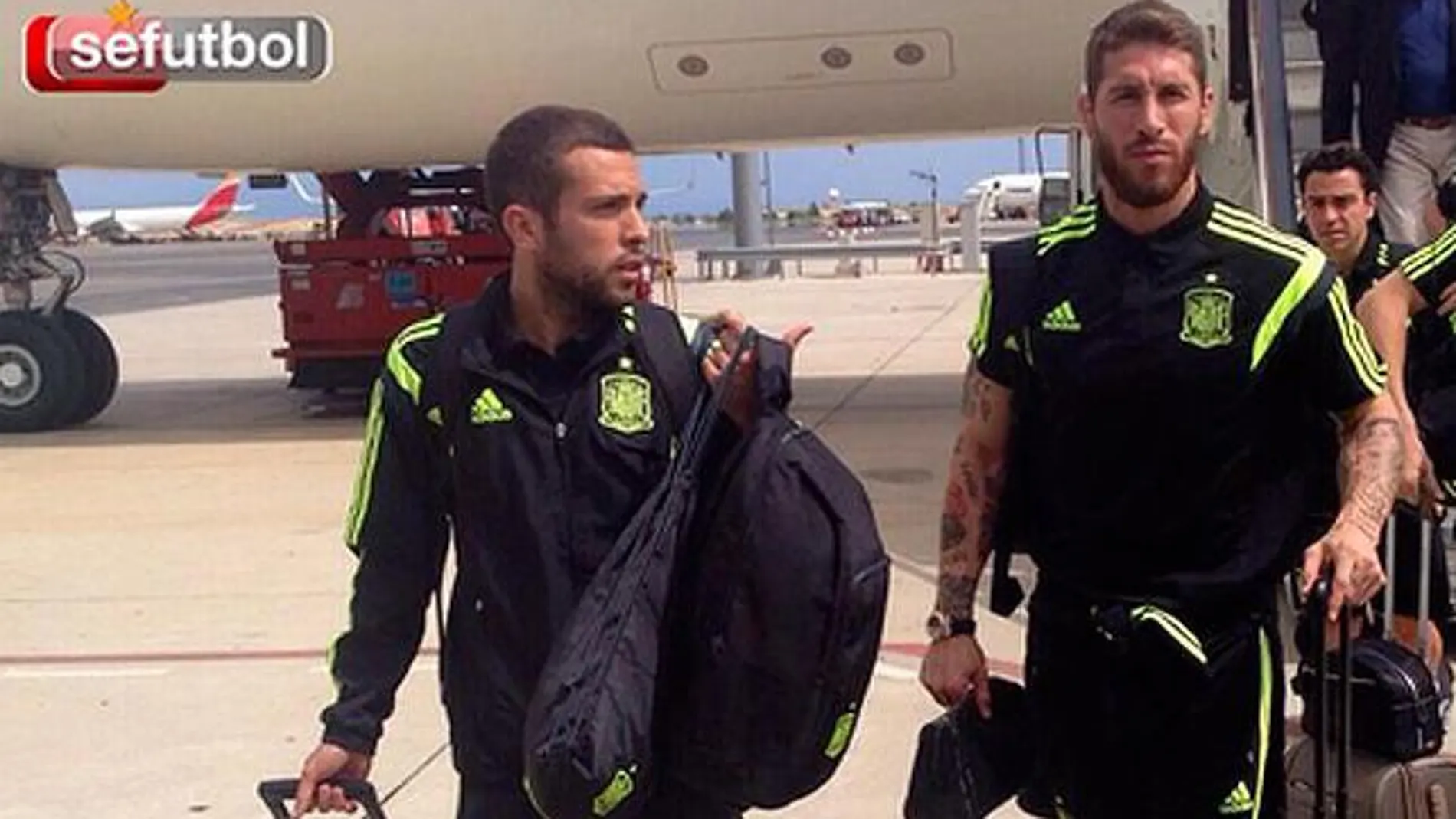 Jordi Alba y Sergio Ramos, nada más bajar del avión que ha traído a la Selección de Brasil