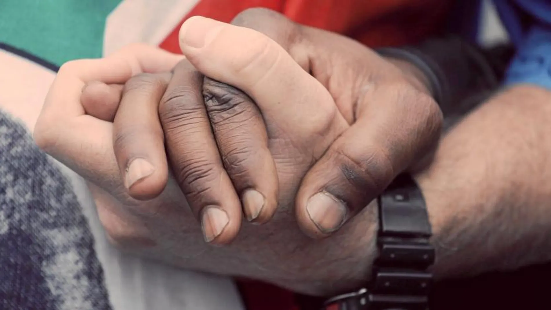 Unidos por Madiba. Dos surafricanos, blanco y negro, se abrazan en un acto de homenaje a Mandela