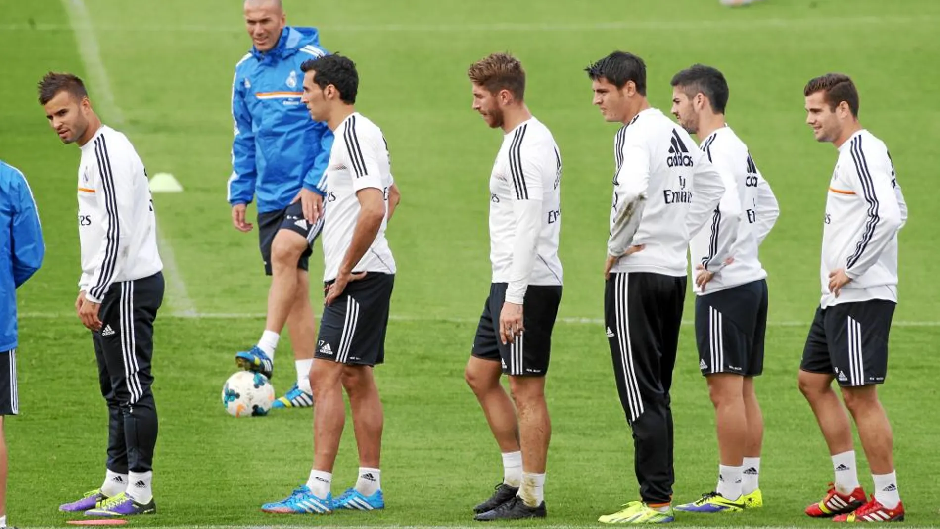 Isco, el penúltimo de la fila, en un entrenamiento del Madrid